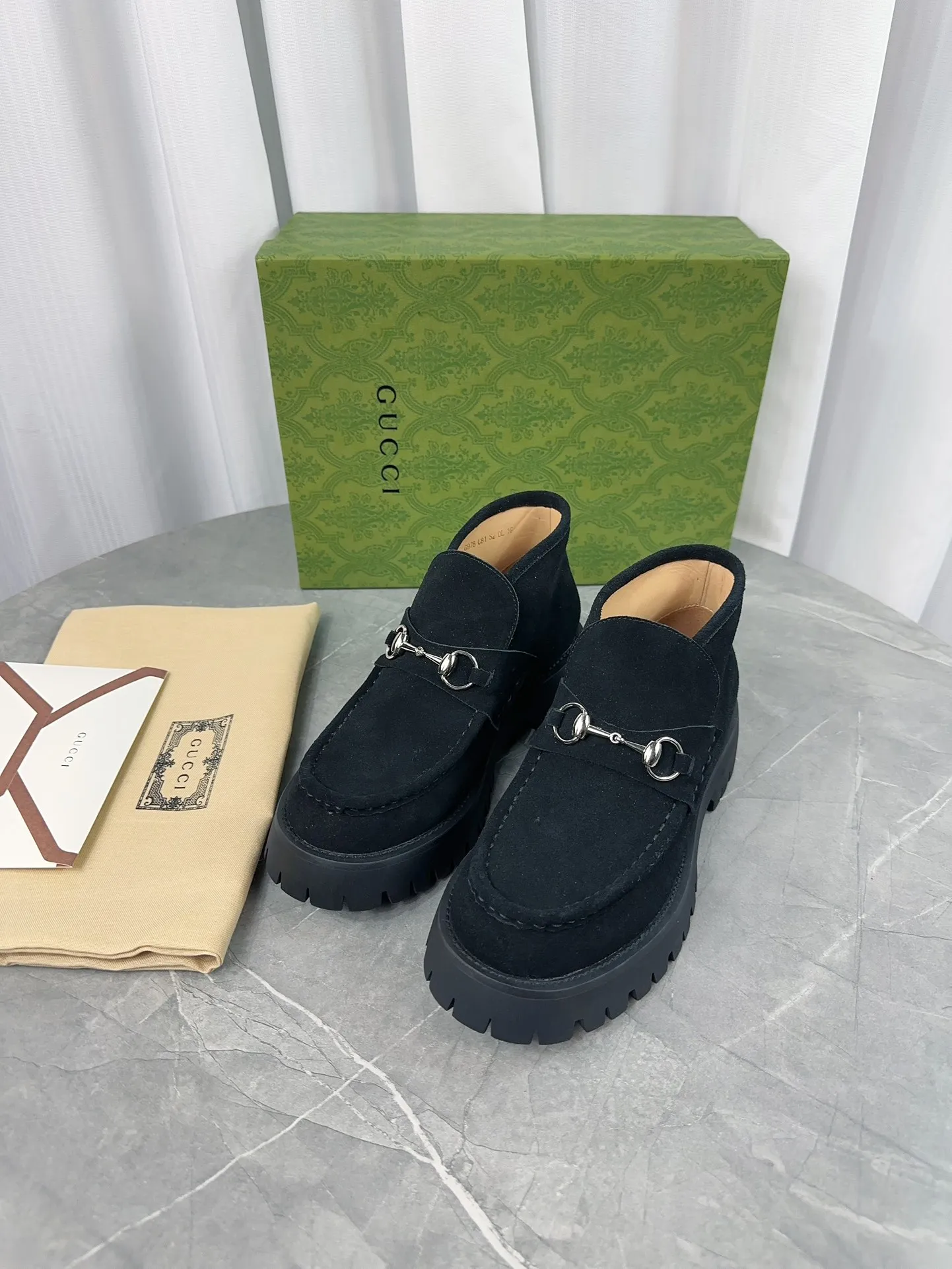 Men's shoes 💰620💰 New model from Gucci, double GG groove thick-soled loafers. The original version is made 1:1. Super beautiful quality, classic model at the counter. ❶Upper: original open-edge beaded cowhide ❷Inner lining: water-dyed cowhide ❸Feet: water-dyed cowhide ❹Outsole: ultra-light original sole ❺thick sole heightening: 3.5cn ❻Packing: original packaging ❼Number: 35-42 (41 41 customized, non-refundable) Men's model: 38-46 (45, 46 customized, non-refundable)
